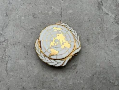 Tradera Militära Samlarsaker<UN - Basker märke från 1960-talet emblem från försvarsmakten