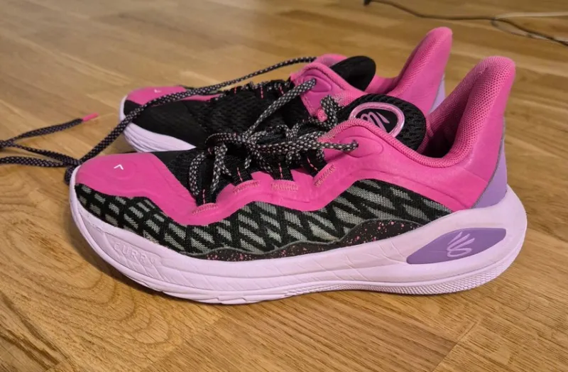 Tradera Basket<Under Armour Basketbollskor, Rosa / Storlek 38,5. Basketskor. 24 cm.