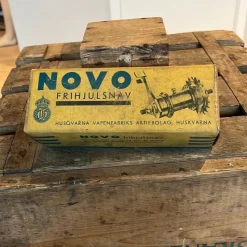 Tradera Cykel<UNDERBAR GAMMAL NOVO HUSQVARNA FRIHJULSNAV KARTONG ASK