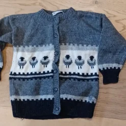 Tradera Underbar hemstickad kofta, grå och vit med får^ Baby, Barn & Lek