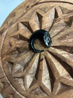 Tradera Piercings<Unik handgjord örhänge i svart horn 1,1 cm
