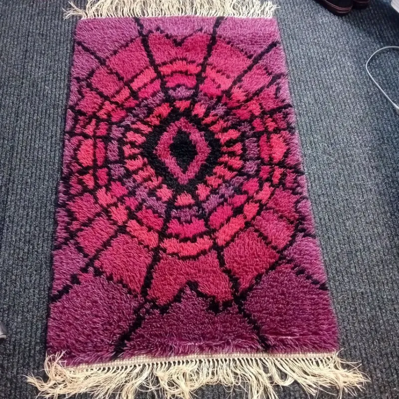 Tradera Unik vintage raymatta i mörklila och röda nyanser^ Mattor