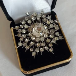 Tradera Broscher<Unisex vintage strass brosch SNÖFLINGA med fantastisk fin huvudkristall.