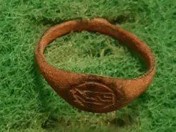 Tradera Urgammal vackert brons ring med prynad Da:19mm Vikt:1,71gr.> Arkeologi