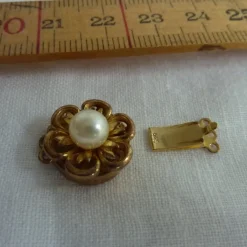 Tradera Smyckestillbehör<Vacker förgyllt silver lås med vitt pärla till pärlhalsband stämpl 925 JKa ny