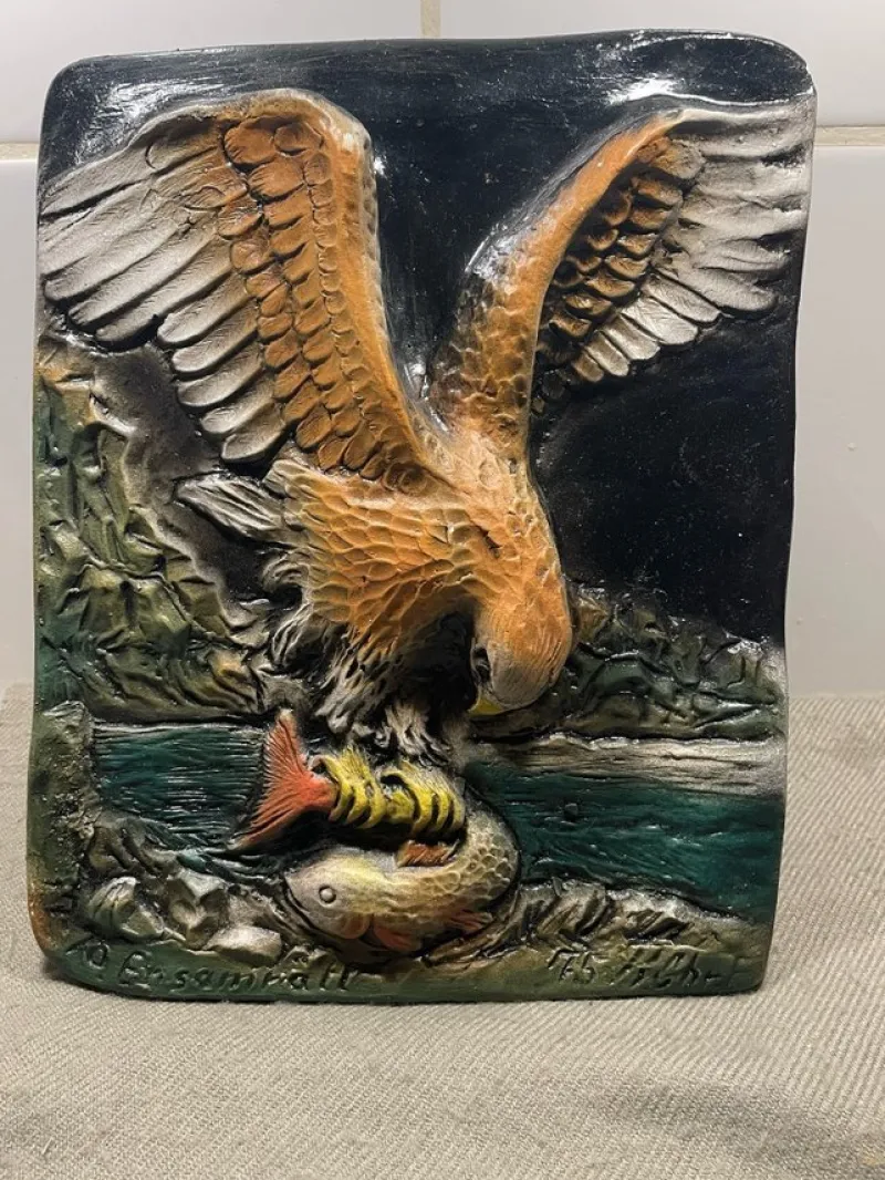 Tradera Vacker relief av örn som fångar fisk - signerad D. Bassanelli> Övrig Antik & Design