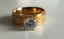 Tradera Ringar<Vacker ring med klar sten. 20,0 mm. Titta.