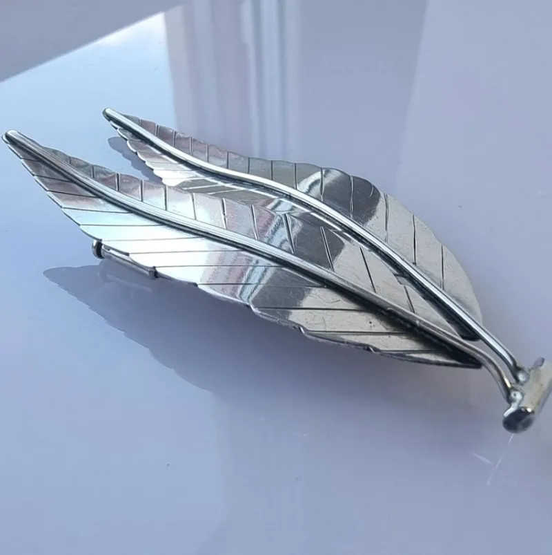 Tradera Broscher<Vacker SILVERBROSCH, 1954, Ge-Kå Kaplan, Stockholm *1kr utrop*