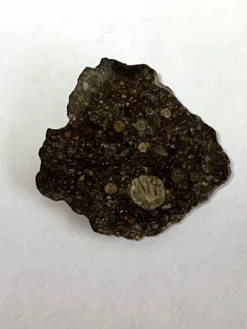 Tradera Vacker stenmeteorit - Northwest Africa 15729 - Kondrit LL3 - Ändskärning - 6.5g> Arkeologi