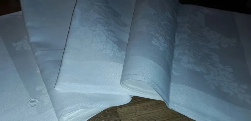 Tradera Vacker STOR vit äldre FIN DUK, LINNEDUK med blommor. 145 cm x 140 cm.> Textilier