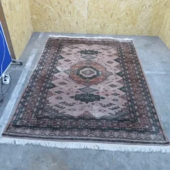 Tradera Vacker tjock Persisk matta i beige-rosa färg.^ Inredning & Hushåll