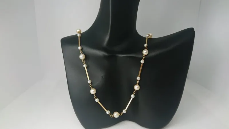 Tradera Halsband<Vacker vintage halsband med pärlor i äkta 18k guld, 43,7cm