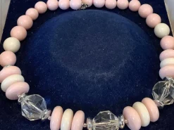 Tradera Halsband<Vackert halsband med ljusrosa vita och genomskinliga pärlor (g64)