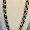 Tradera Halsband<Vackert halsband med tre kedjor med svarta och vita pärlor (1656)