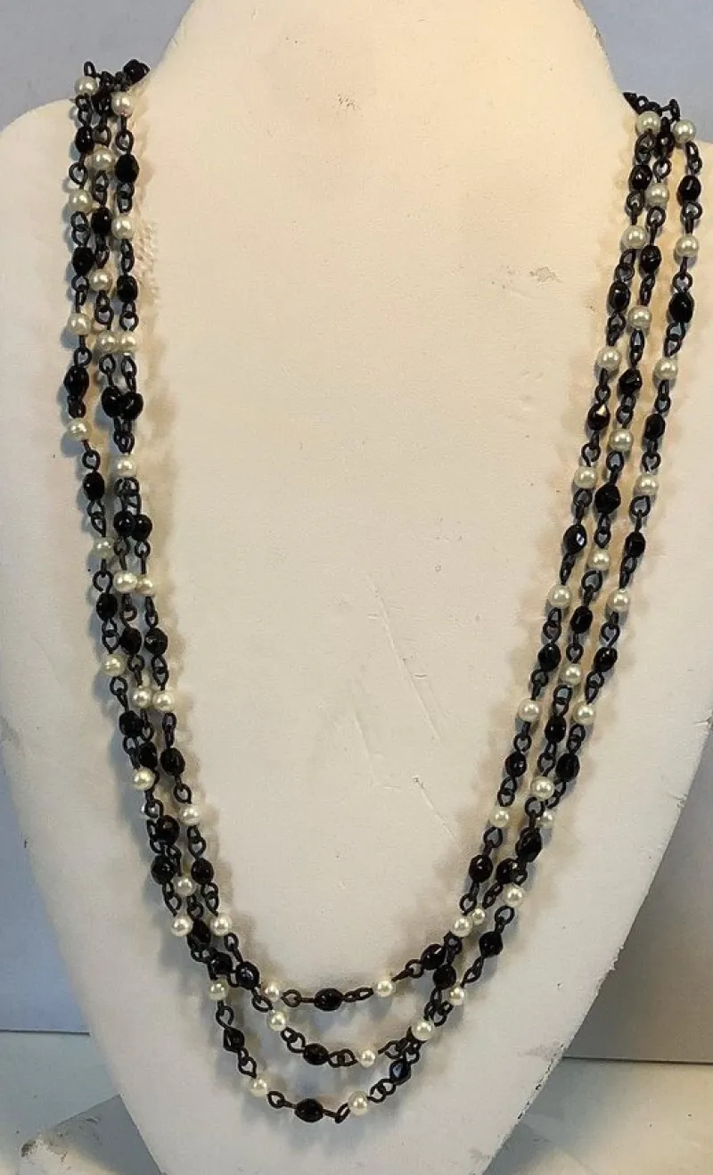 Tradera Halsband<Vackert halsband med tre kedjor med svarta och vita pärlor (1656)