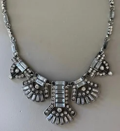 Tradera Halsband<Vackert halsband med vackra strassstenar