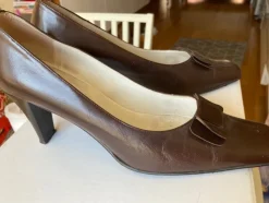Tradera Damskor<VACKRA, ett par pumps i läder. Storlek 39.Använda ett fåtal gånger,I fint skick.