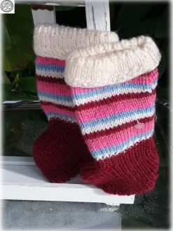 Tradera Vackra handstickade strumpor i ylle vinrött blå - rosa s 18-19 Nyskick^ Baby, Barn & Lek