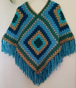 Tradera Varm mysig Handgjord Virkad Poncho i stora mormorsrutor med fransar.> Kläder