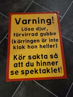 Tradera Skyltar<Varningsskylt - Lösa djur, förvirrad gubbe