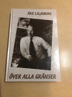 Tradera Över alla gränser / Liljeberg, Åke> Biografier & Memoarer
