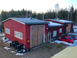 Tradera Bostäder & Lokaler<Verkstadsfastighet fd stor bilverkstad mellan Ljusdal och Ånge. Inhägnad sjötomt