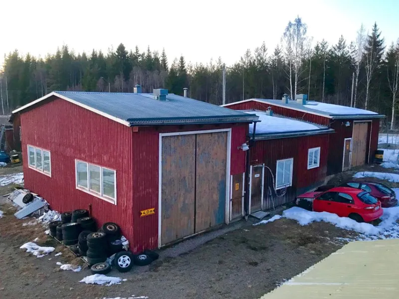 Tradera Bostäder & Lokaler<Verkstadsfastighet fd stor bilverkstad mellan Ljusdal och Ånge. Inhägnad sjötomt