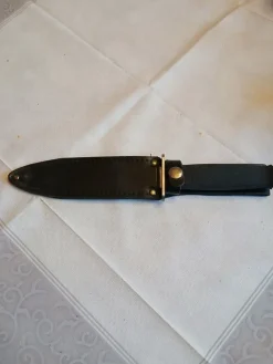 Tradera Knivar & Svärd<Överlevnadskniv /Jaktkniv rfr dubbel egg, delvis tandad, kraftig läderslida