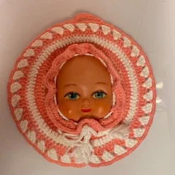 Tradera Väggdekoration docka Kitsch Retro Vintage^ Inredningsdetaljer