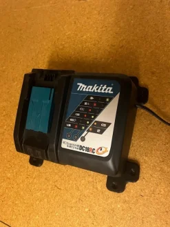 Tradera Väggfäste Makita laddare> Verkstad