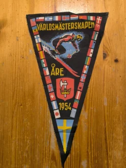 Tradera Vimpel från Skid-VM i Åre 1954^ Flaggor