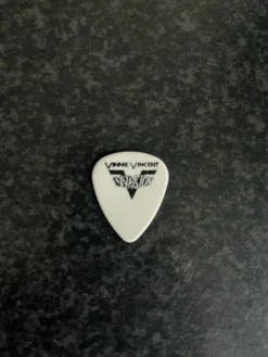 Tradera Musikmemorabilia<Vinnie Vincent ( kiss ) invasion plektrum , turné , äldre modell