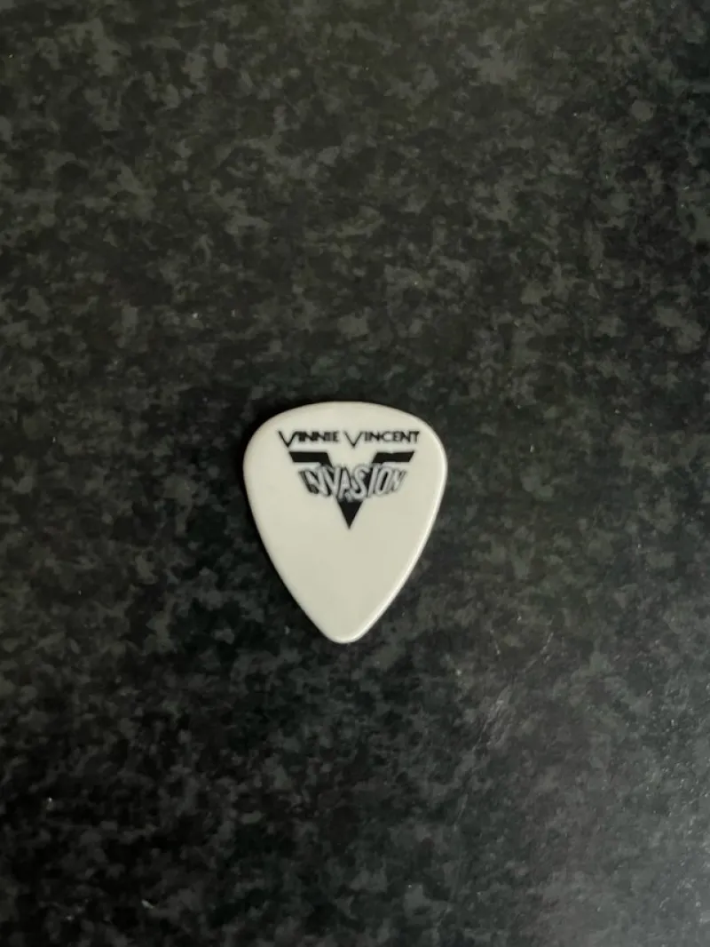 Tradera Musikmemorabilia<Vinnie Vincent ( kiss ) invasion plektrum , turné , äldre modell