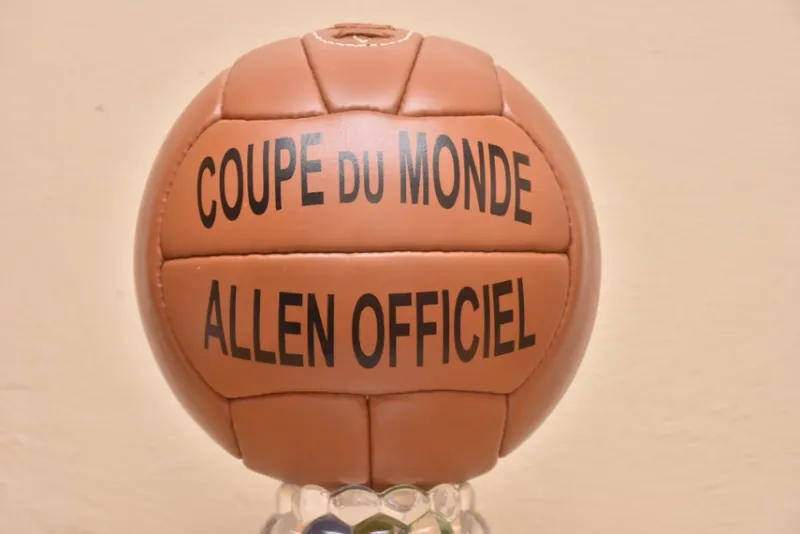 Tradera Samlarbilder<Vintage Coupe du Monde Allen Officiel Leather Football 1938 size 5