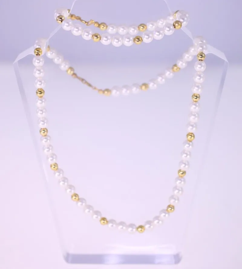 Tradera Smyckespaket<Vintage faux plastic pearl and gold bead necklace/bracelet set circa 1980s-22.6g