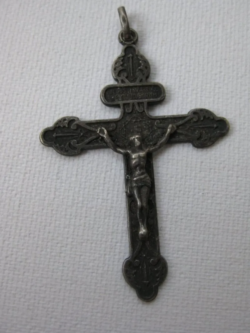 Tradera Vintage franskt kors / krucifix i metall med texter på latin> Ikoner & Religiösa Föremål