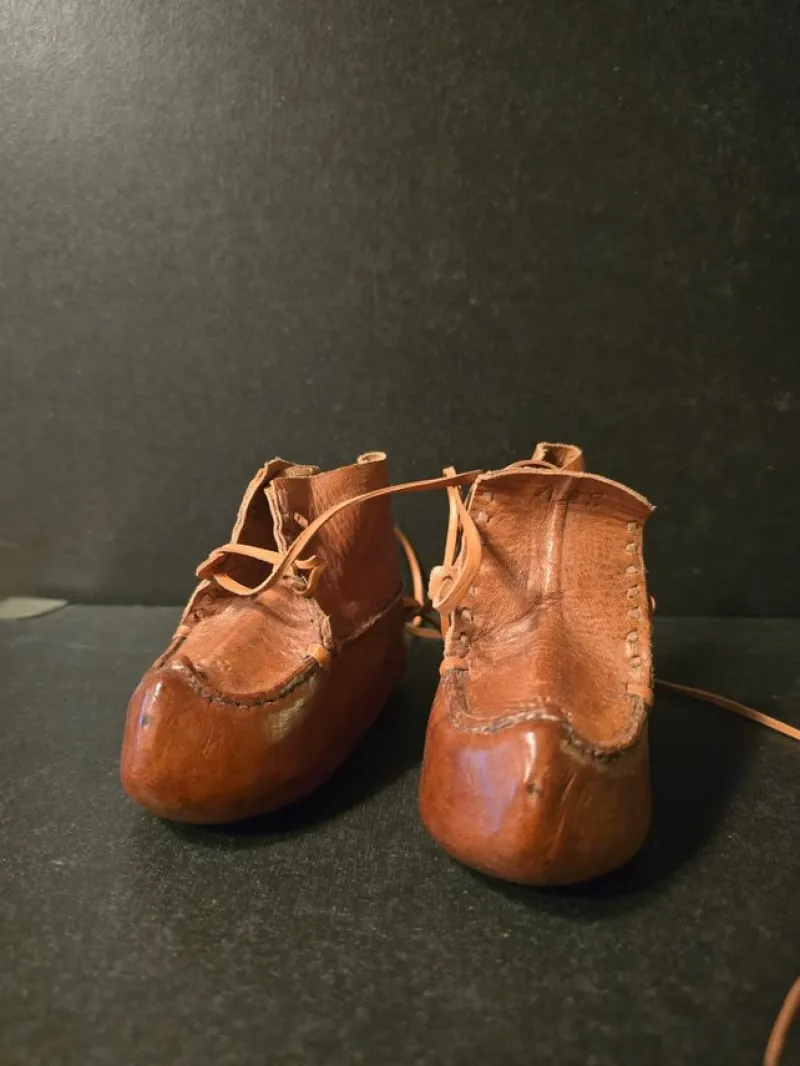 Tradera Vintage handsydda näbbkängor för barn> Kuriosa