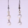 Tradera Örhängen<Vintage plastic faux pearl drop earrings-circa 1970s-2.5cm drop (Weight: 1.9g)