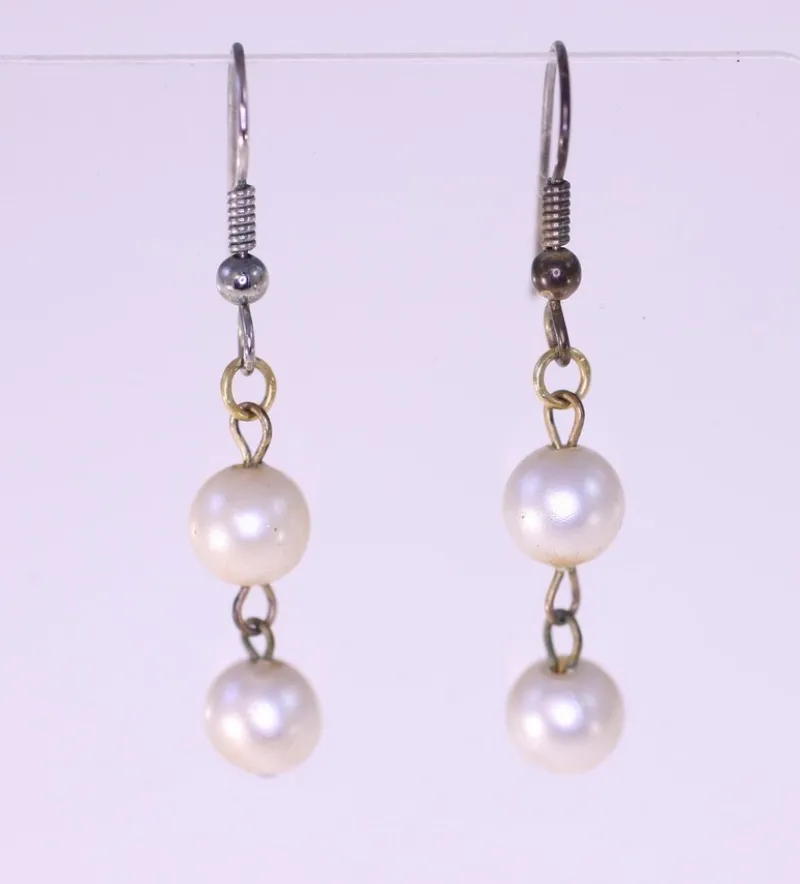 Tradera Örhängen<Vintage plastic faux pearl drop earrings-circa 1970s-2.5cm drop (Weight: 1.9g)