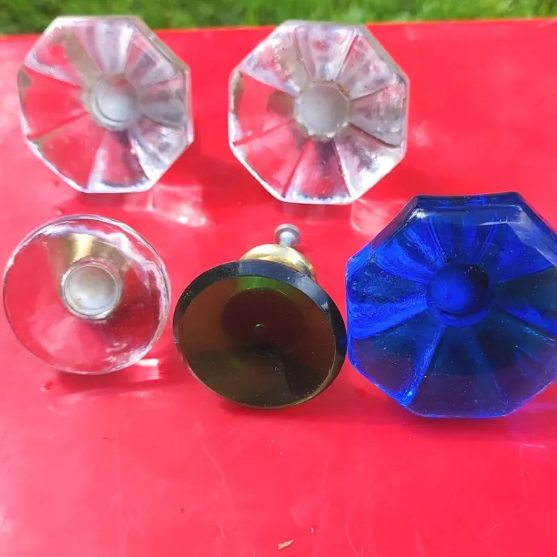 Tradera VINTAGE RETRO GLAS OKTANGEL RUND KNOPPAR 5 ST TRANSPARENT GRÖN BLÅ INREDNING> Beslag & Reservdelar