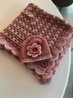 Tradera Virkad babyfilt mormorsruta, baby shower, virkad barn mössa> Babyprodukter