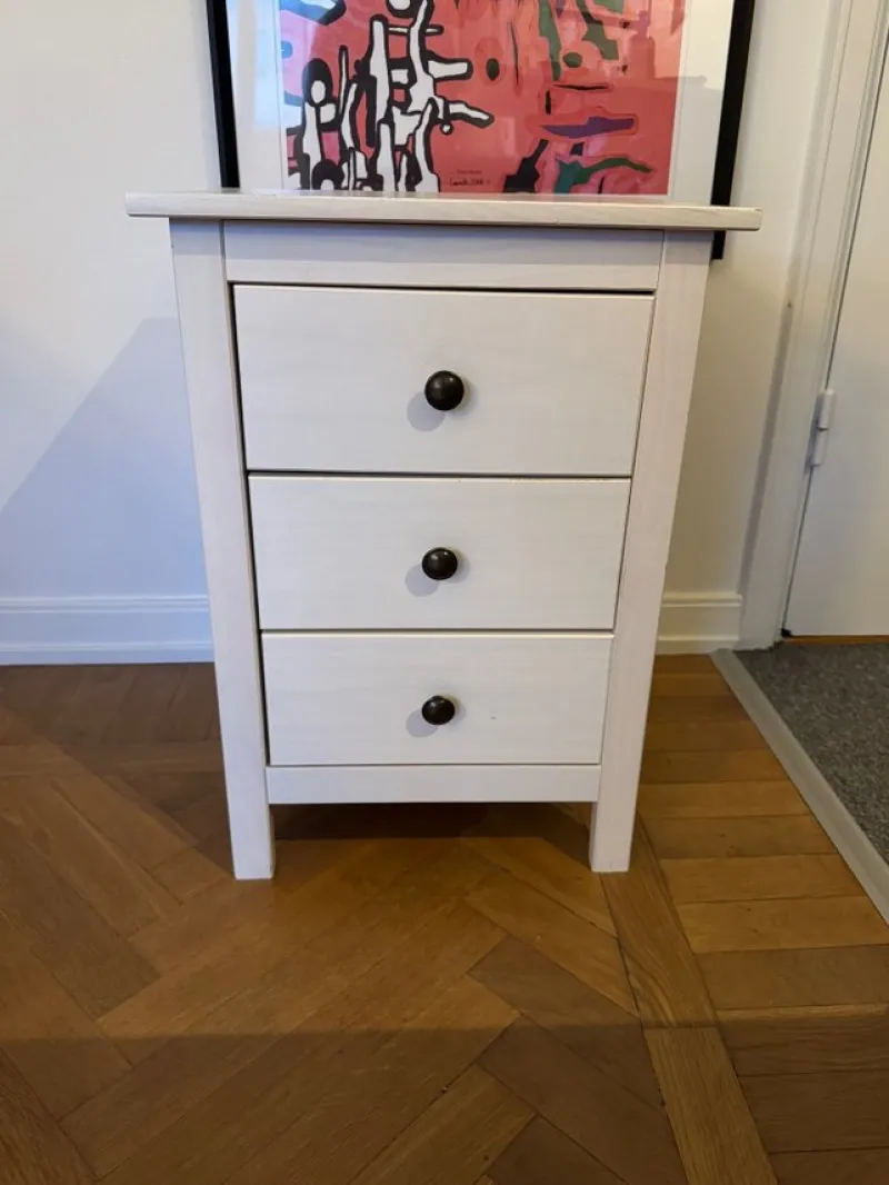 Tradera Vit byrå med tre lådor^ Möbler