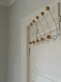 Tradera Vit hängare med träknoppar> Krokar, Handtag & Beslag