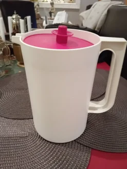 Tradera Vit kanna med rosa lock som ny tupperware^ Tupperware