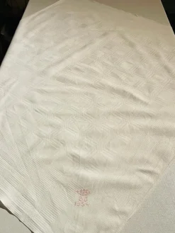 Tradera Vit linneduk med brodyr : S3 1934^ Inredning & Hushåll