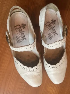 Tradera Damskor<VIT Sommarsko med öppen häl och rem,med karborre, *Äkta läder, neker antistress