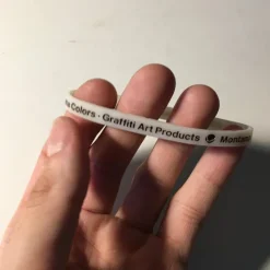 Tradera Armband<Vitt Armband Med Svart Text Från Spanska Montana - Graffiti
