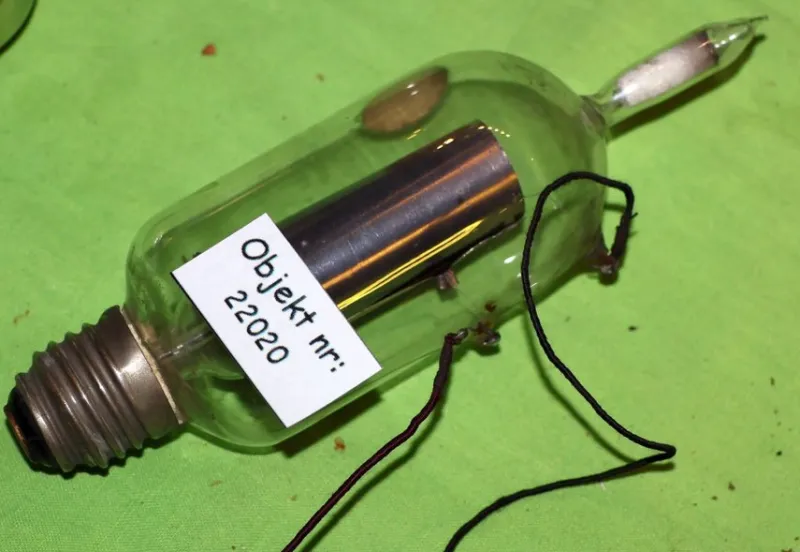 Tradera 2V-P2 Marconi radiorör (22020)^ Elektronikkomponenter