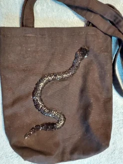 Tradera Väska Kasse SVART bomull Broderad ORM i Svarta Paljetter H 30 cm/B 25,5 cm> Väskor