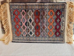 Tradera VTG UNIKT ORIGINAL ORIENTALISK HANDKNUTEN FLERFÄRGAT SLITSTARK ULLMATTA 59x33cm> Mattor